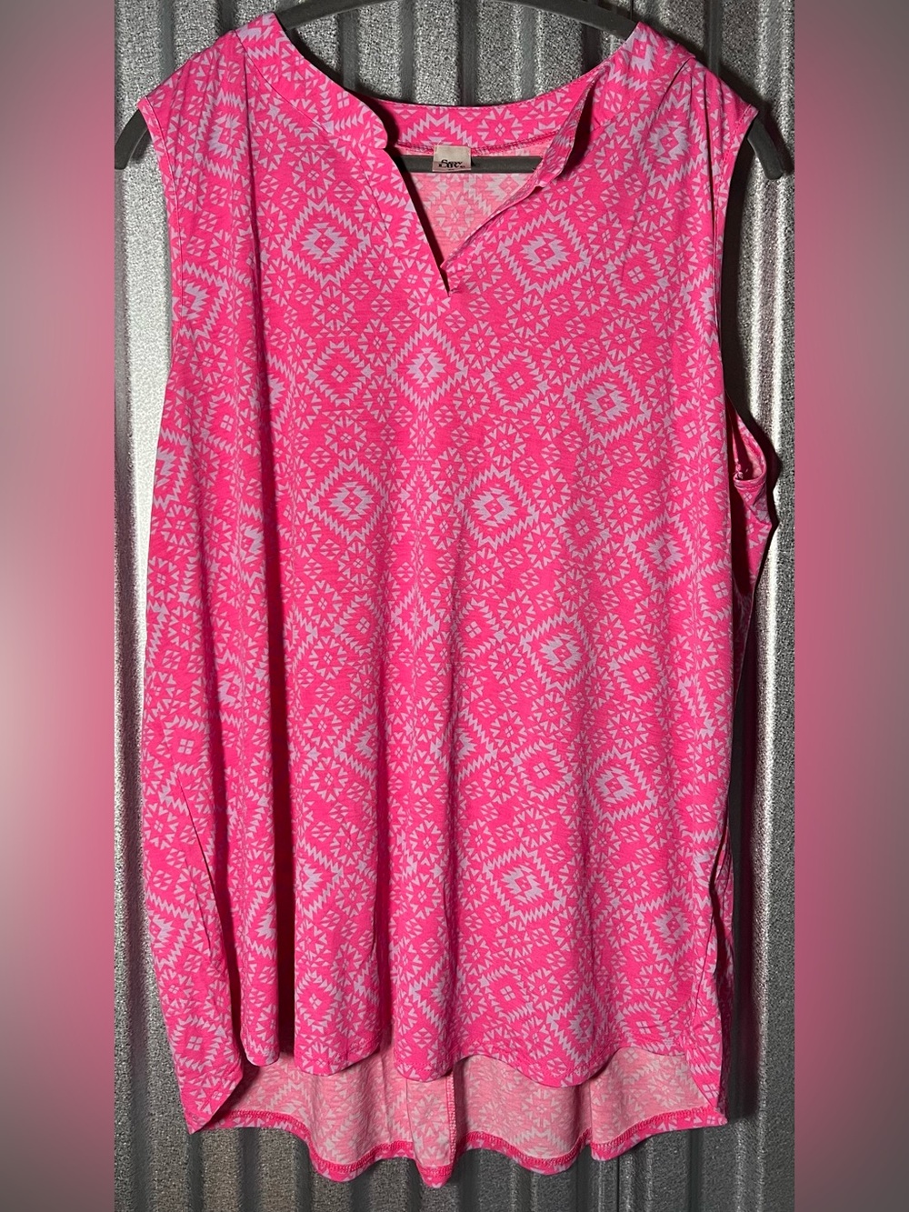 Sleeveless Geometric Print Split Neck Sleeveless Tank Top Pink 2X NWOT